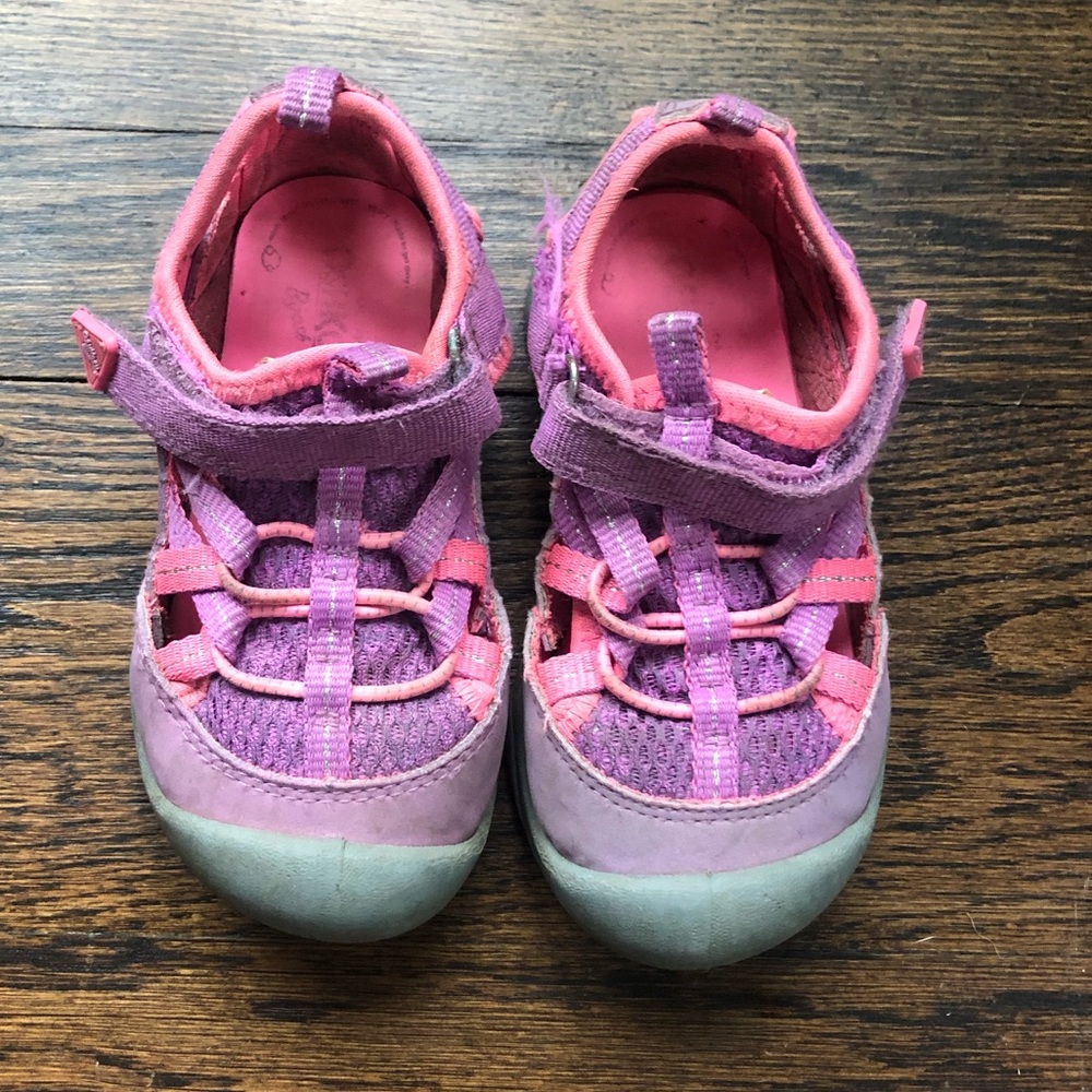 Oshkosh kids covered toe sandal